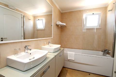 Luxuosas moradias V2 equipadas e mobiladas em Golfe Country Clube, Algarve