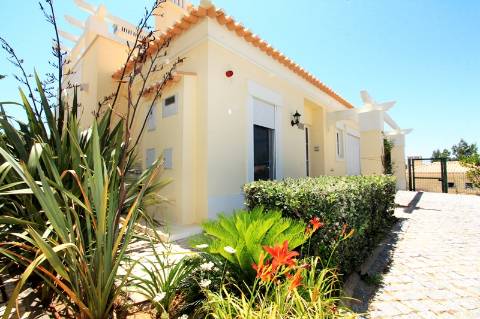 Luxuosas moradias V2 equipadas e mobiladas em Golfe Country Clube, Algarve