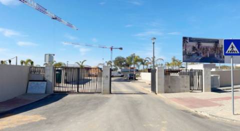 Nova moradia T5 com piscina, condomínio fechado, em Faro