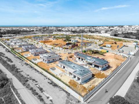 Nova moradia T3 com piscina, condomínio fechado, em Faro