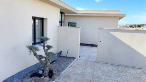 Nova moradia T3 com piscina, condomínio fechado, em Faro