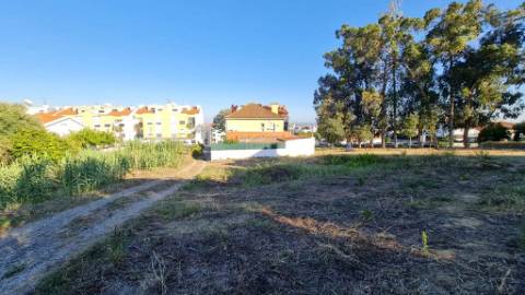 Terreno de 2455m2 com PIP para construção de prédio com 4 apartamentos e piscina, em Sobralinho, Alverca