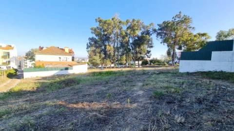 Terreno de 2455m2 com PIP para construção de prédio com 4 apartamentos e piscina, em Sobralinho, Alverca