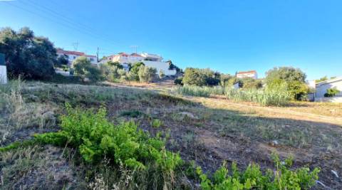 Terreno de 2455m2 com PIP para construção de prédio com 4 apartamentos e piscina, em Sobralinho, Alverca