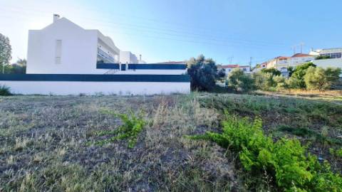 Terreno de 2455m2 com PIP para construção de prédio com 4 apartamentos e piscina, em Sobralinho, Alverca