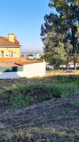 Terreno de 2455m2 com PIP para construção de prédio com 4 apartamentos e piscina, em Sobralinho, Alverca