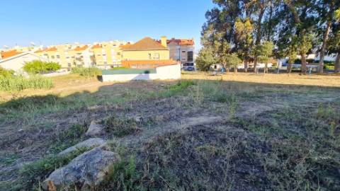 Terreno de 2455m2 com PIP para construção de prédio com 4 apartamentos e piscina, em Sobralinho, Alverca