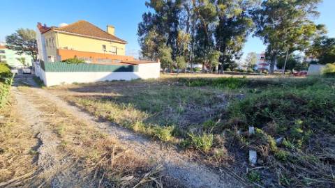 Terreno de 2455m2 com PIP para construção de prédio com 4 apartamentos e piscina, em Sobralinho, Alverca