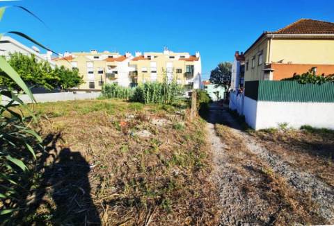 Terreno de 2455m2 com PIP para construção de prédio com 4 apartamentos e piscina, em Sobralinho, Alverca