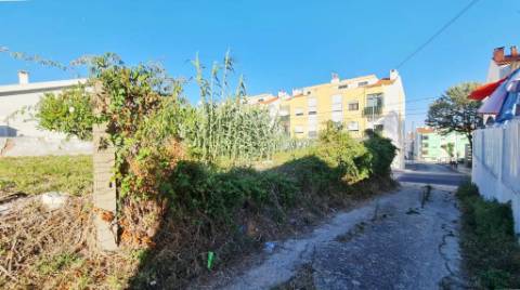 Terreno de 2455m2 com PIP para construção de prédio com 4 apartamentos e piscina, em Sobralinho, Alverca