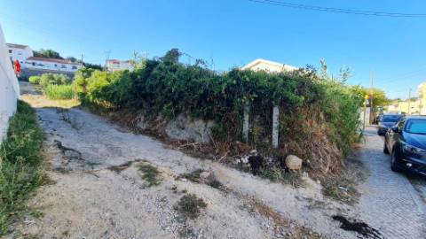 Terreno de 2455m2 com PIP para construção de prédio com 4 apartamentos e piscina, em Sobralinho, Alverca