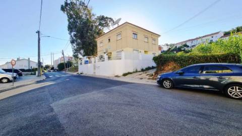 Terreno de 2455m2 com PIP para construção de prédio com 4 apartamentos e piscina, em Sobralinho, Alverca