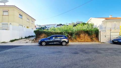 Terreno de 2455m2 com PIP para construção de prédio com 4 apartamentos e piscina, em Sobralinho, Alverca