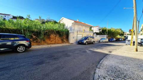 Terreno de 2455m2 com PIP para construção de prédio com 4 apartamentos e piscina, em Sobralinho, Alverca