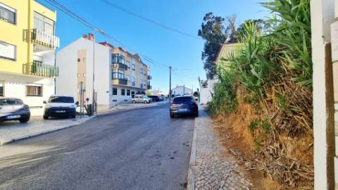 Terreno de 2455m2 com PIP para construção de prédio com 4 apartamentos e piscina, em Sobralinho, Alverca