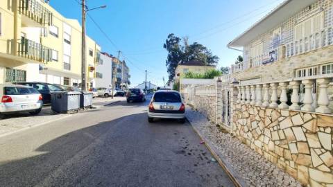 Terreno de 2455m2 com PIP para construção de prédio com 4 apartamentos e piscina, em Sobralinho, Alverca