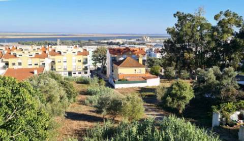 Terreno de 2455m2 com PIP para construção de prédio com 4 apartamentos e piscina, em Sobralinho, Alverca
