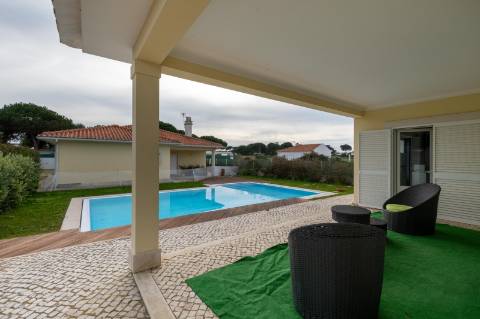 Moradias térreas T3 e T1, piscina, lote 5.250m2, Meco, Sesimbra