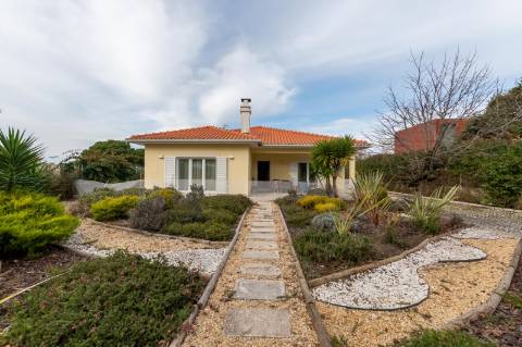 Moradias térreas T3 e T1, piscina, lote 5.250m2, Meco, Sesimbra