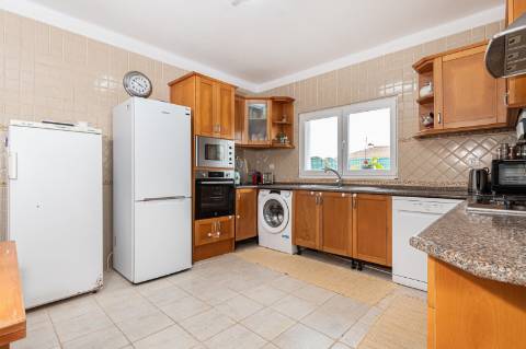 Moradias térreas T3 e T1, piscina, lote 5.250m2, Meco, Sesimbra