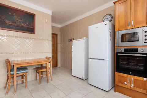 Moradias térreas T3 e T1, piscina, lote 5.250m2, Meco, Sesimbra