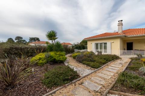 Moradias térreas T3 e T1, piscina, lote 5.250m2, Meco, Sesimbra
