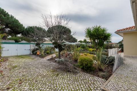 Moradias térreas T3 e T1, piscina, lote 5.250m2, Meco, Sesimbra