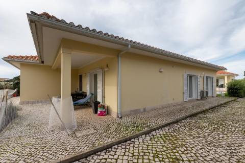 Moradias térreas T3 e T1, piscina, lote 5.250m2, Meco, Sesimbra