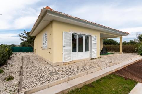 Moradias térreas T3 e T1, piscina, lote 5.250m2, Meco, Sesimbra