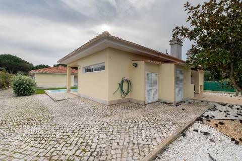 Moradias térreas T3 e T1, piscina, lote 5.250m2, Meco, Sesimbra
