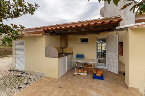 Moradias térreas T3 e T1, piscina, lote 5.250m2, Meco, Sesimbra