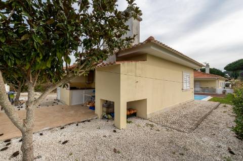 Moradias térreas T3 e T1, piscina, lote 5.250m2, Meco, Sesimbra