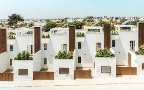 Nova moradia T3 com amplos terraços e piscina privada, na Fuseta, Algarve