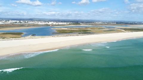 Nova moradia T3 com amplos terraços e piscina privada, na Fuseta, Algarve