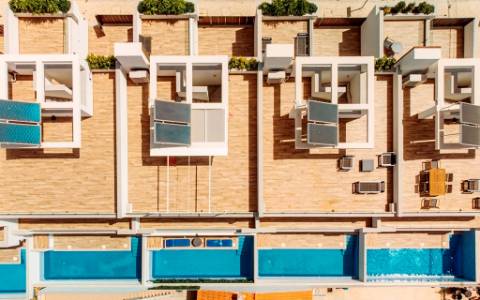 Nova moradia T3 com amplos terraços e piscina privada, na Fuseta, Algarve