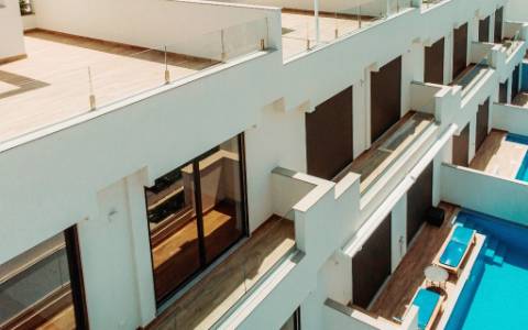 Nova moradia T3 com amplos terraços e piscina privada, na Fuseta, Algarve
