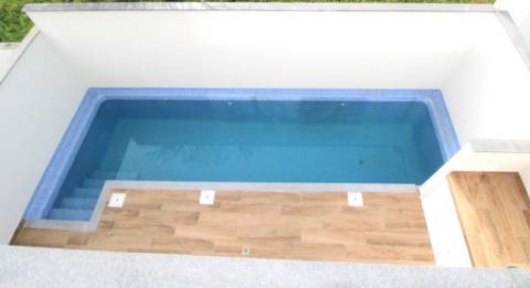 Nova moradia T3 com amplos terraços e piscina privada, na Fuseta, Algarve