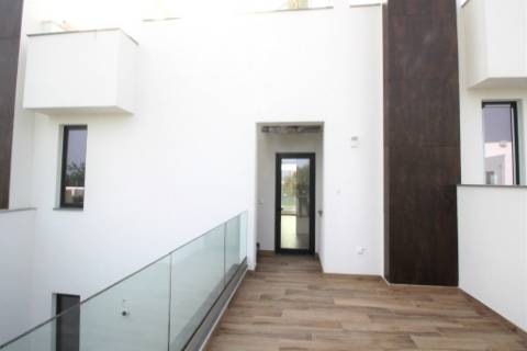 Nova moradia T3 com amplos terraços e piscina privada, na Fuseta, Algarve