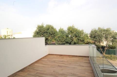 Nova moradia T3 com amplos terraços e piscina privada, na Fuseta, Algarve