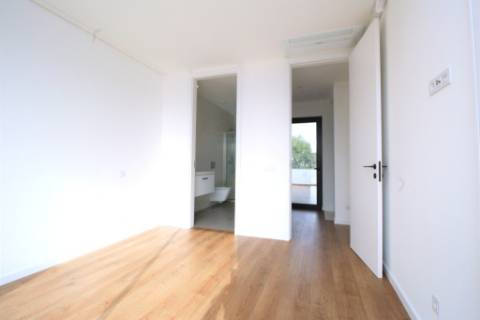 Nova moradia T3 com amplos terraços e piscina privada, na Fuseta, Algarve