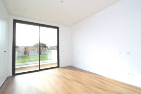 Nova moradia T3 com amplos terraços e piscina privada, na Fuseta, Algarve