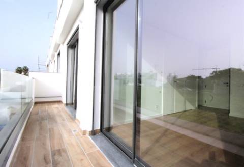 Nova moradia T3 com amplos terraços e piscina privada, na Fuseta, Algarve