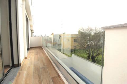 Nova moradia T3 com amplos terraços e piscina privada, na Fuseta, Algarve