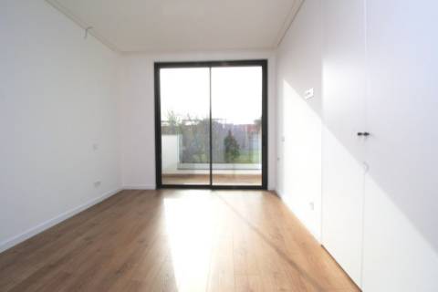 Nova moradia T3 com amplos terraços e piscina privada, na Fuseta, Algarve