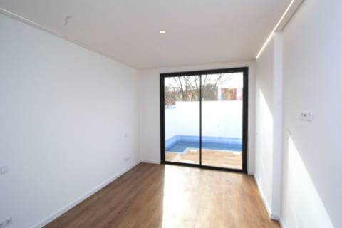 Nova moradia T3 com amplos terraços e piscina privada, na Fuseta, Algarve