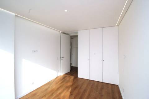 Nova moradia T3 com amplos terraços e piscina privada, na Fuseta, Algarve