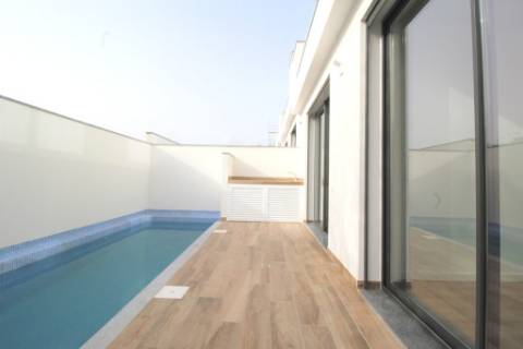 Nova moradia T3 com amplos terraços e piscina privada, na Fuseta, Algarve