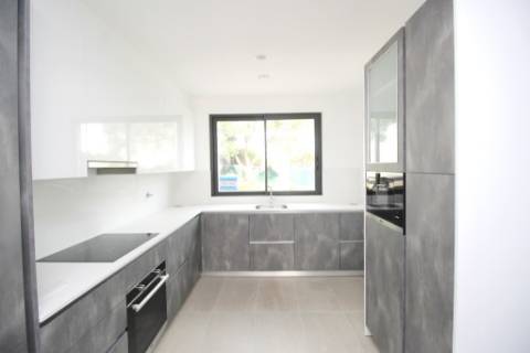 Nova moradia T3 com amplos terraços e piscina privada, na Fuseta, Algarve