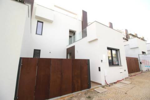 Nova moradia T3 com amplos terraços e piscina privada, na Fuseta, Algarve