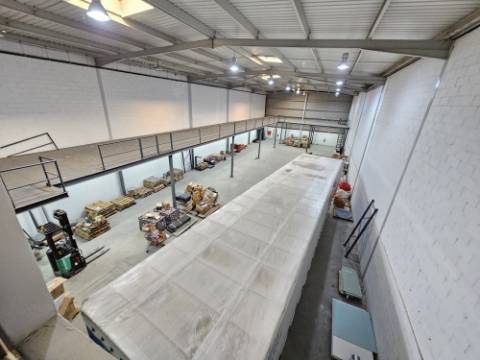 Amplo Armazém com escritórios na Nacional 10, Alverca do Ribatejo